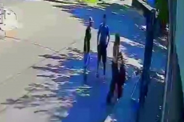 Conurbano descontrolado: aguardaba el colectivo y un falso pasajero la golpeó para robarle