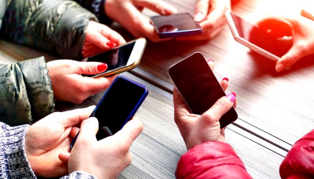 Con un duro impacto en la salud, la Defensoría bonaerense alertó sobre el uso problemático del celular