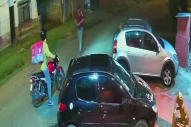 Moreno en llamas: con la ayuda de la joven clienta, un delivery se resistió al robo de la moto
