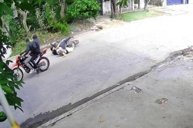 Conurbano descontrolado: se les pusieron a la par y los arrojaron al pavimento para robarles la moto