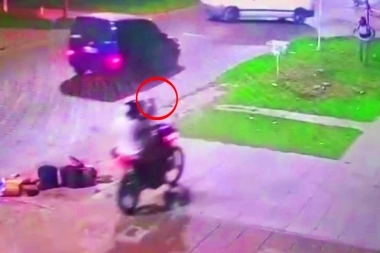 Conurbano descontrolado: los siguieron, les dispararon y le robaron la moto en una transitada avenida