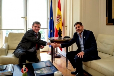 En la vereda opuesta a Milei, el gobierno de Kicillof amplía sus horizontes internacionales con España