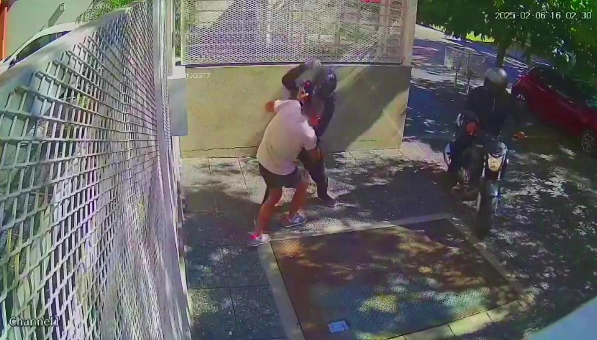 No fue su día: motochorros golpearon a un joven que arrojó el bolso a un patio y se le enganchó en la reja