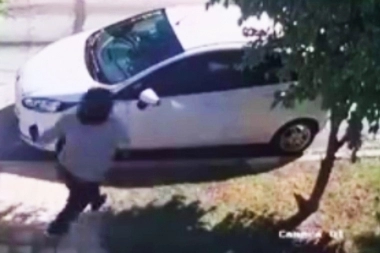 Inseguridad en Tres de Febrero: golpeada y arrastrada por la acera, casi la aplastaron con su auto