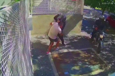No fue su día: motochorros golpearon a un joven que arrojó el bolso a un patio y se le enganchó en la reja