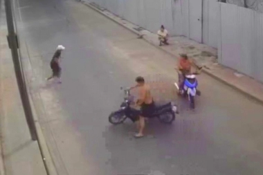 Inseguridad en Morón: motochorros la atacaron a traición y se sentó en el bolso para que no se lo roben