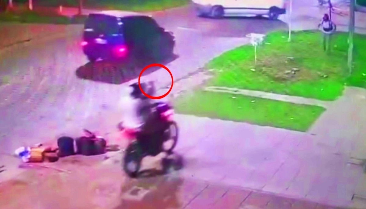 Conurbano descontrolado: los siguieron, les dispararon y le robaron la moto en una transitada avenida