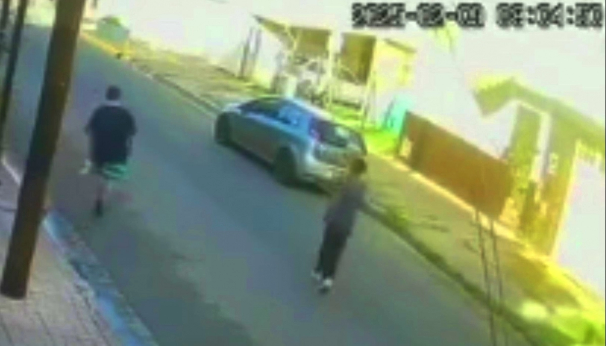 Conurbano descontrolado: para robarlo, lo bajaron del auto con trompadas y lo patearon en el suelo