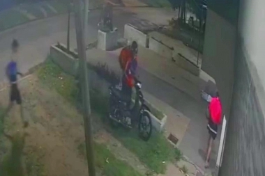 Inseguridad en Quilmes: les pretendieron robar la moto y la pareja los enfrentó a trompadas