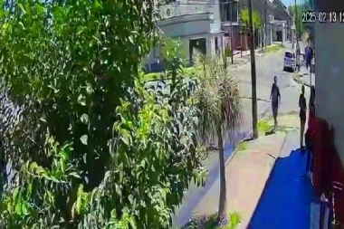 Conurbano descontrolado: "rengo" asaltó a una mujer que esperaba el colectivo y se le escapó a la policía