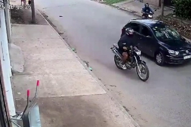 Inseguridad en Merlo: pararon a comprar en un kiosco y motochorros le robaron el auto en 20 segundos