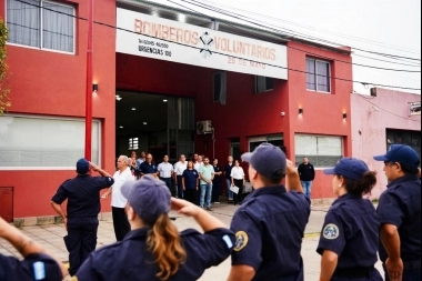 Egüen estuvo presente en el acto del 66º aniversario de los Bomberos Voluntarios de 25 de Mayo