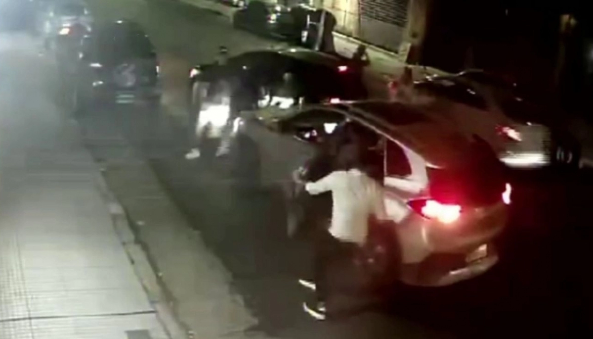 CABA en modo Conurbano: le cruzaron un auto y marcha atrás escapó de cuatro ladrones fuertemente armados