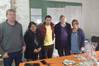 Britos visitó Bragado y entregó subsidio a un club social para viajar a un encuentro deportivo