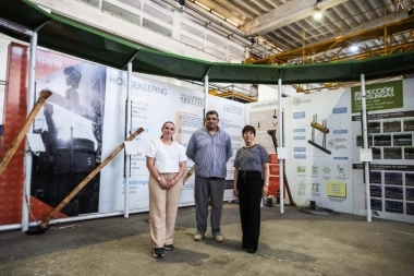 Gonzales Chaves ultima detalles para la instalación de una muestra fotográfica en Siderca