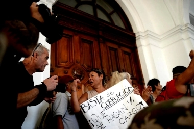 Crimen de Kim en La Plata: masiva marcha e incidentes frente a Gobernación y la Municipalidad