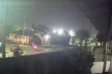 Conurbano descontrolado: 12 motochorros persiguieron a un hombre y se le quisieron meter en la casa