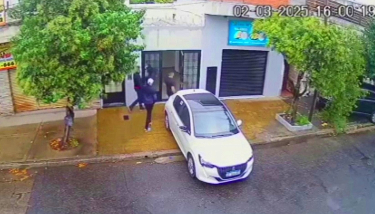 Conurbano descontrolado: sacó el auto del garaje, se demoró con el portón y perdió
