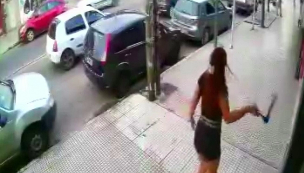 Un solitario ladrón intentó robar una boutique de "boquilla" y casi lo cuelgan de una percha