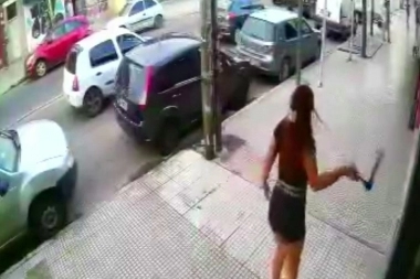 Un solitario ladrón intentó robar una boutique de "boquilla" y casi lo cuelgan de una percha