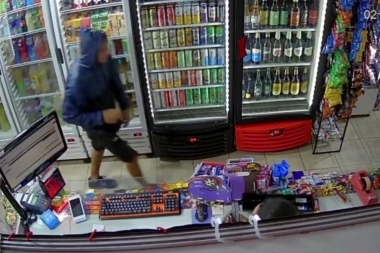 Conurbano descontrolado: en 40 segundos saqueó un kiosco en Tres de Febrero
