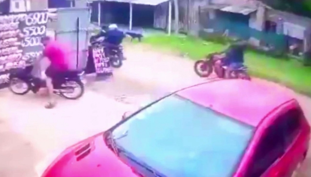 Inseguridad en Merlo: conductor abandonó el vehículo y se entregó a una banda de motochorros