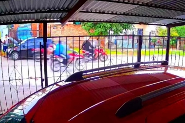 Conurbano descontrolado: cuidadoso automovilista fue asaltado por una manada de motochorros