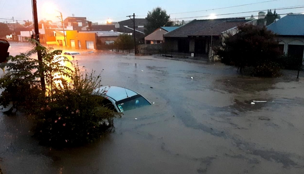 Temporal en Bahía Blanca: fallecieron seis personas y el Gobierno bonaerense envía asistencia a los afectados