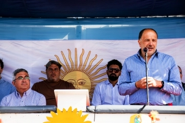 Tres Arroyos celebró el desfile de la Fiesta del Trigo y se entregó la Espiga de Oro a AAPRESID
