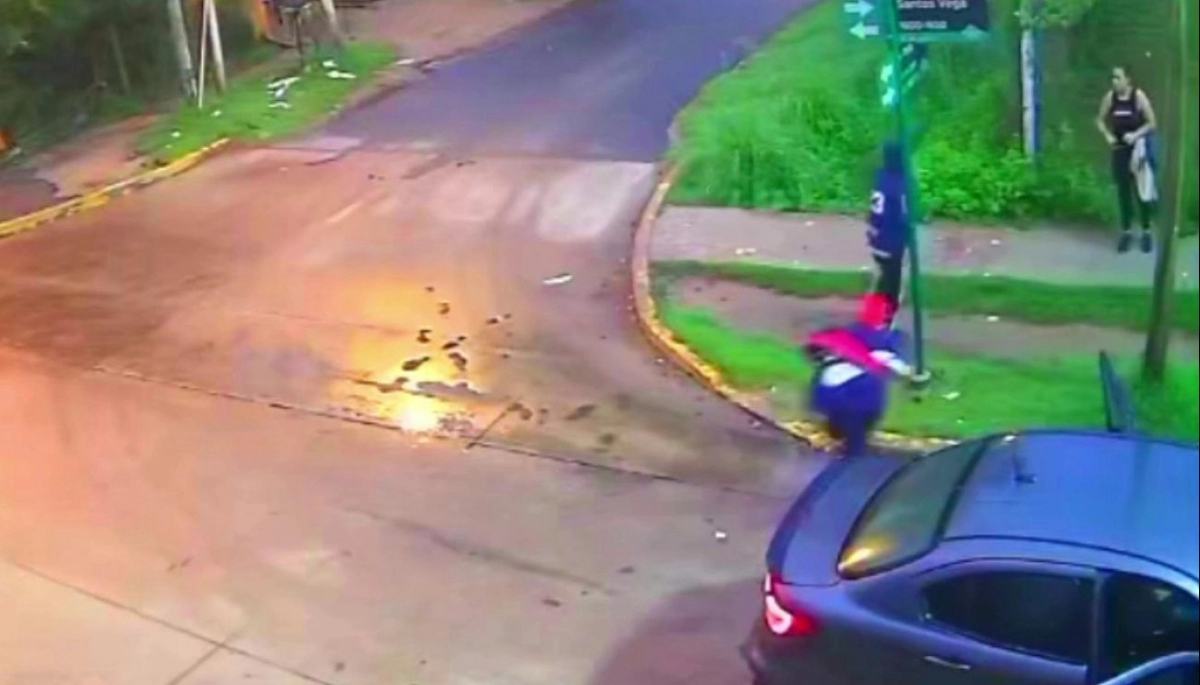 Conurbano descontrolado: dos encapuchados robaron un auto y realizaron un raid delictivo