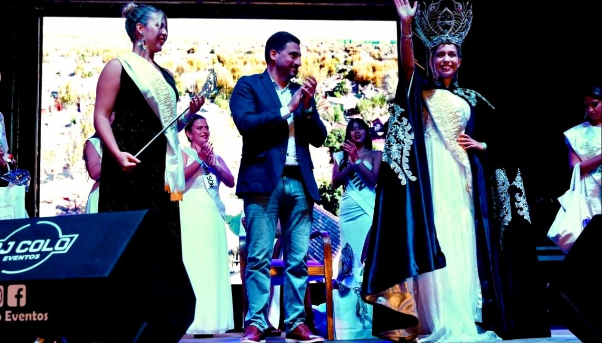 El intendente Egüen le entregó la corona a la nueva Embajadora Provincial del Carnaval 2025