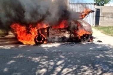 Le sacó el auto a un amigo, atropelló a una chica y los furiosos vecinos lo golpearon e incendiaron el vehículo