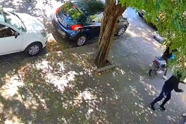 Inseguridad en La Plata: motochorros corrieron por la acera y asaltaron a una aterrada mujer
