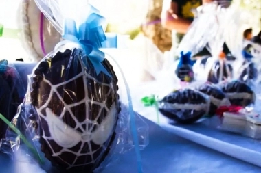 Adolfo Gonzales Chaves se prepara para la Feria de Emprendedores Artesanales de Pascuas
