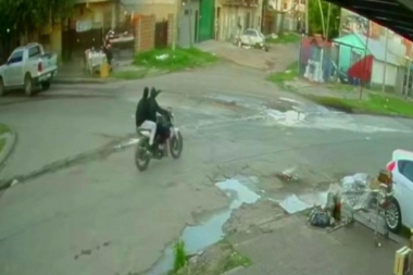 Conurbano descontrolado: motochorros asaltaron y arrastraron a una embarazada por el teléfono celular