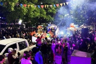 A pura comparsa y música: Roque Pérez celebró el festival de la Ruta Carnavalera