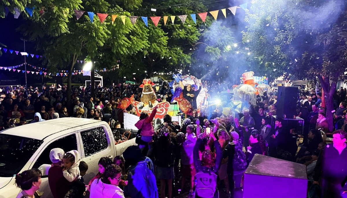 A pura comparsa y música: Roque Pérez celebró el festival de la Ruta Carnavalera