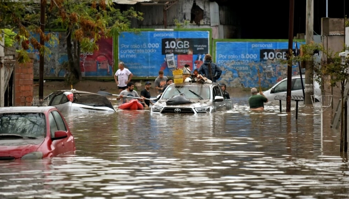 Una nueva alerta por fuertes lluvias pone en aprietos a Bahía Blanca: clases suspendidas y sin transporte público