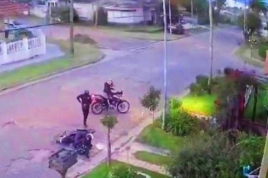 Inseguridad en Mar del Plata: motochorros cercaron a motoquera y la hicieron caer para robarle