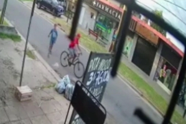 Mala educación en Moreno: detectó una bicicleta sin encadenar y mandó a un menor a que la robe