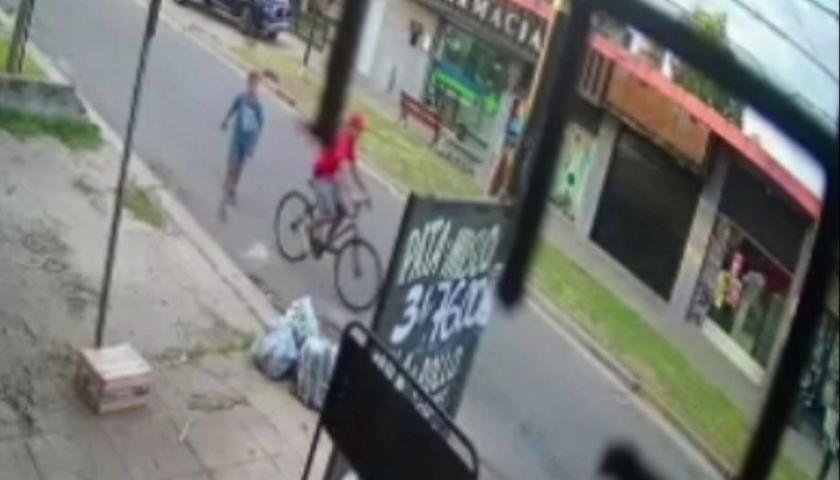 Mala educación en Moreno: detectó una bicicleta sin encadenar y mandó a un menor a que la robe