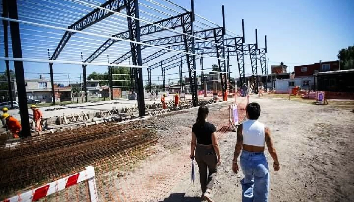 En Barrio Kolynos: Mayra Mendoza recorrió obras para el nuevo Polideportivo de Quilmes