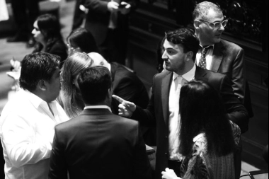 Tensión extrema, confusión, reacciones y la interna abierta del peronismo en la Legislatura, tras la fallida sesión por las PASO