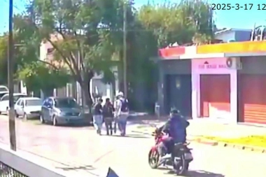 Conurbano descontrolado: motochorros asaltaron a adolescentes cuando salieron del colegio