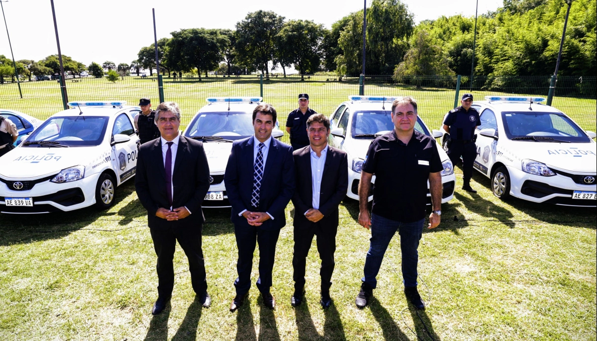 Kicillof se reunió con un intendente opositor y entregó 10 móviles para reforzar la seguridad local