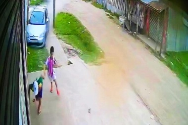 Conductor perdió el control del auto y un milagro salvó a unos niños que jugaban en la vereda