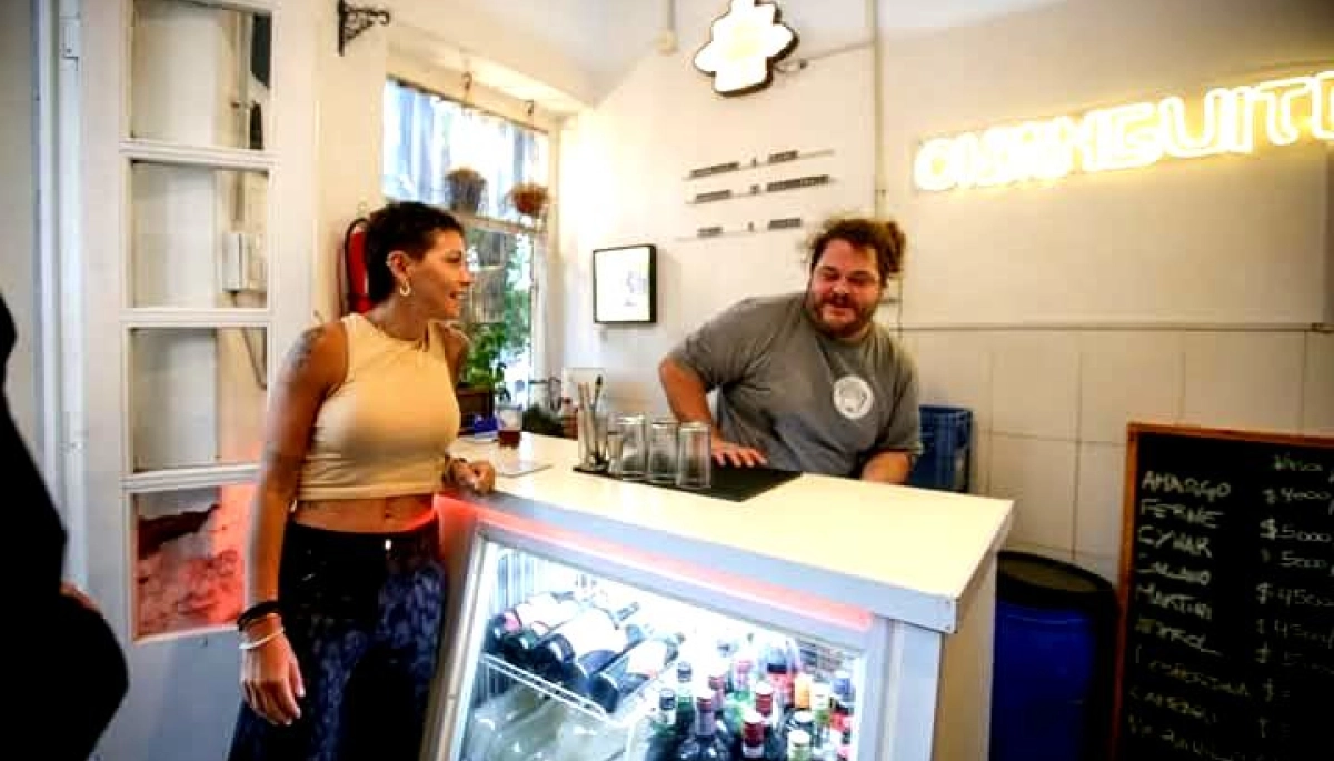 Quilmes: Mayra Mendoza entregó certificado de habilitación a local gastronómico Changuito