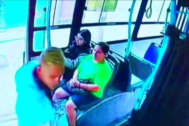 Conurbano descontrolado: buscan a un sujeto que sube a los colectivos y asalta a los choferes