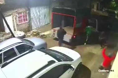 Conurbano descontrolado: intentaron robar a feriantes y los vecinos los echaron tirándoles de todo
