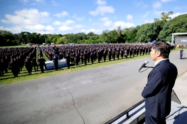 Kicillof encabezó la jura de 1.200 policías egresados y puso en marcha el Plan integral de Seguridad